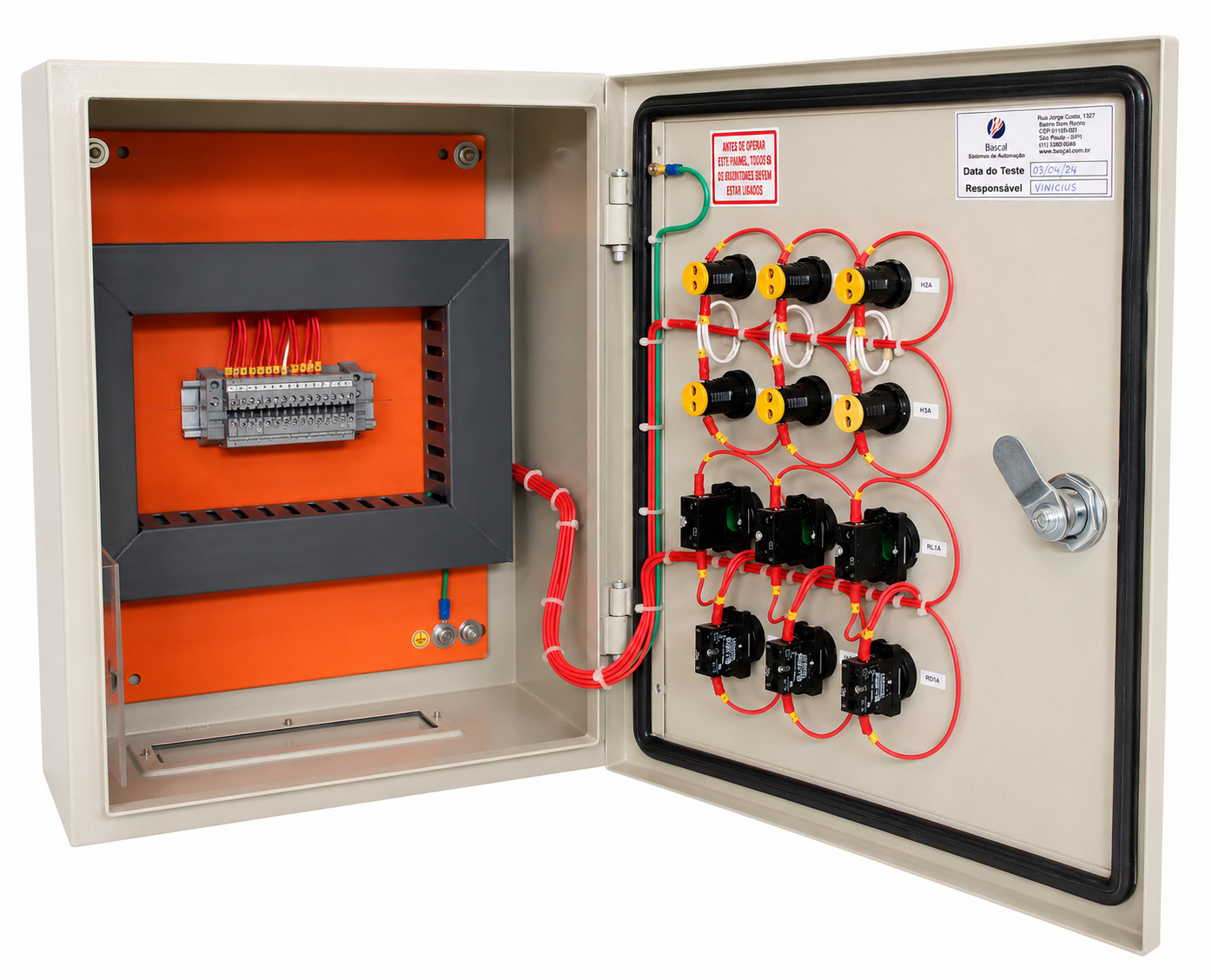 Painel elétrico para controle de sistemas de climatização, ventilação e automação industrial.
